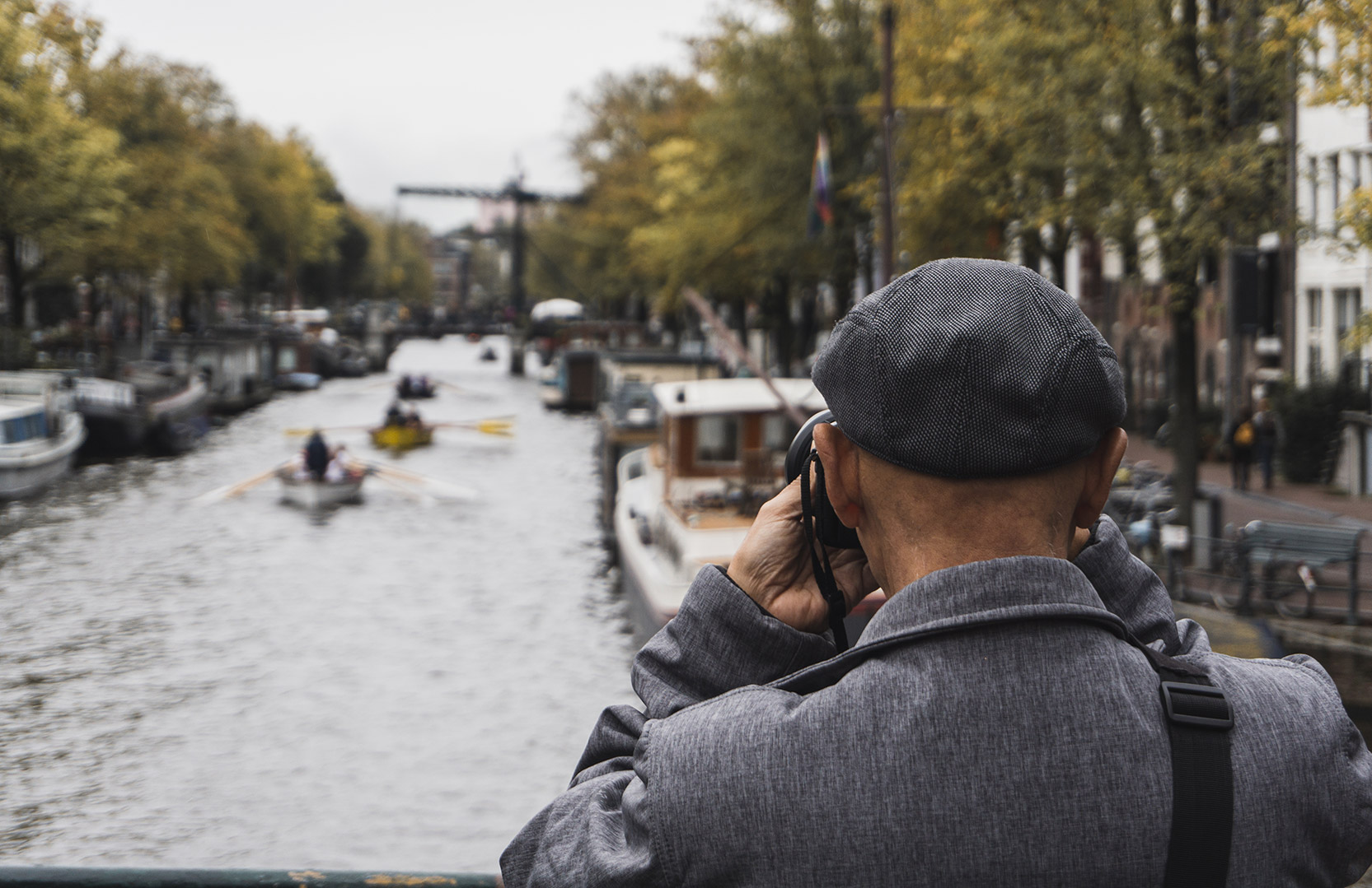 Idős fotós Amszterdam kanálisainál