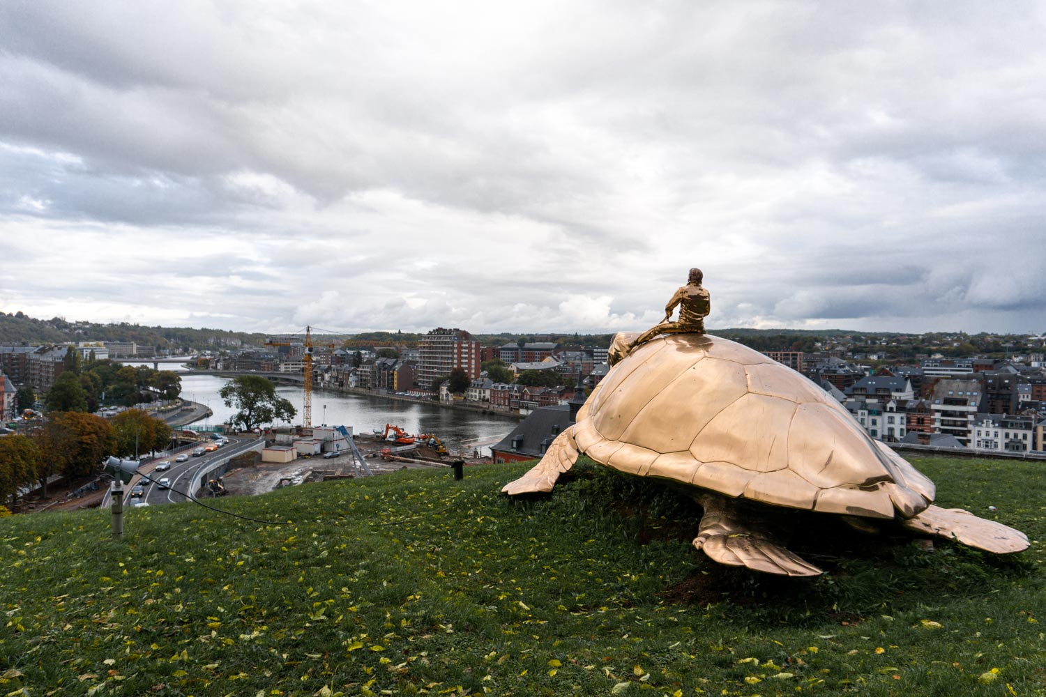 teknősön lovagló szobor Namur erődítményén