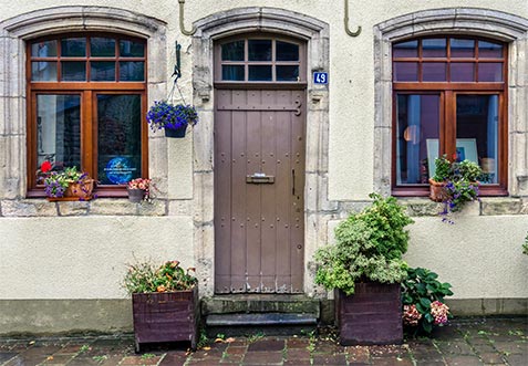 Szép színes, növényes ajtó